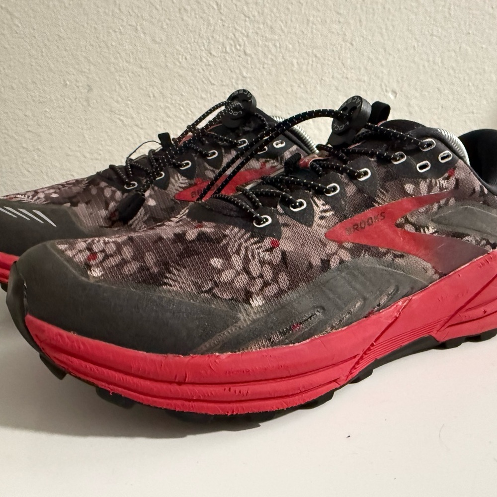 Brooks Cascadia 16 GTX Men's Trail Running Shoes in Black and Pink - Picture 4 of 9